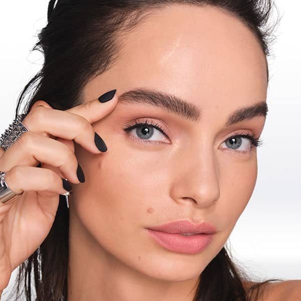 איפור גבות של לוריאל פריז